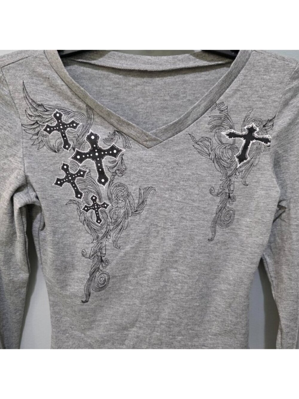 Grey Cross Graphic Long Sleeve V-Neck Crop Top Women’s Small - Picture 5 of 7